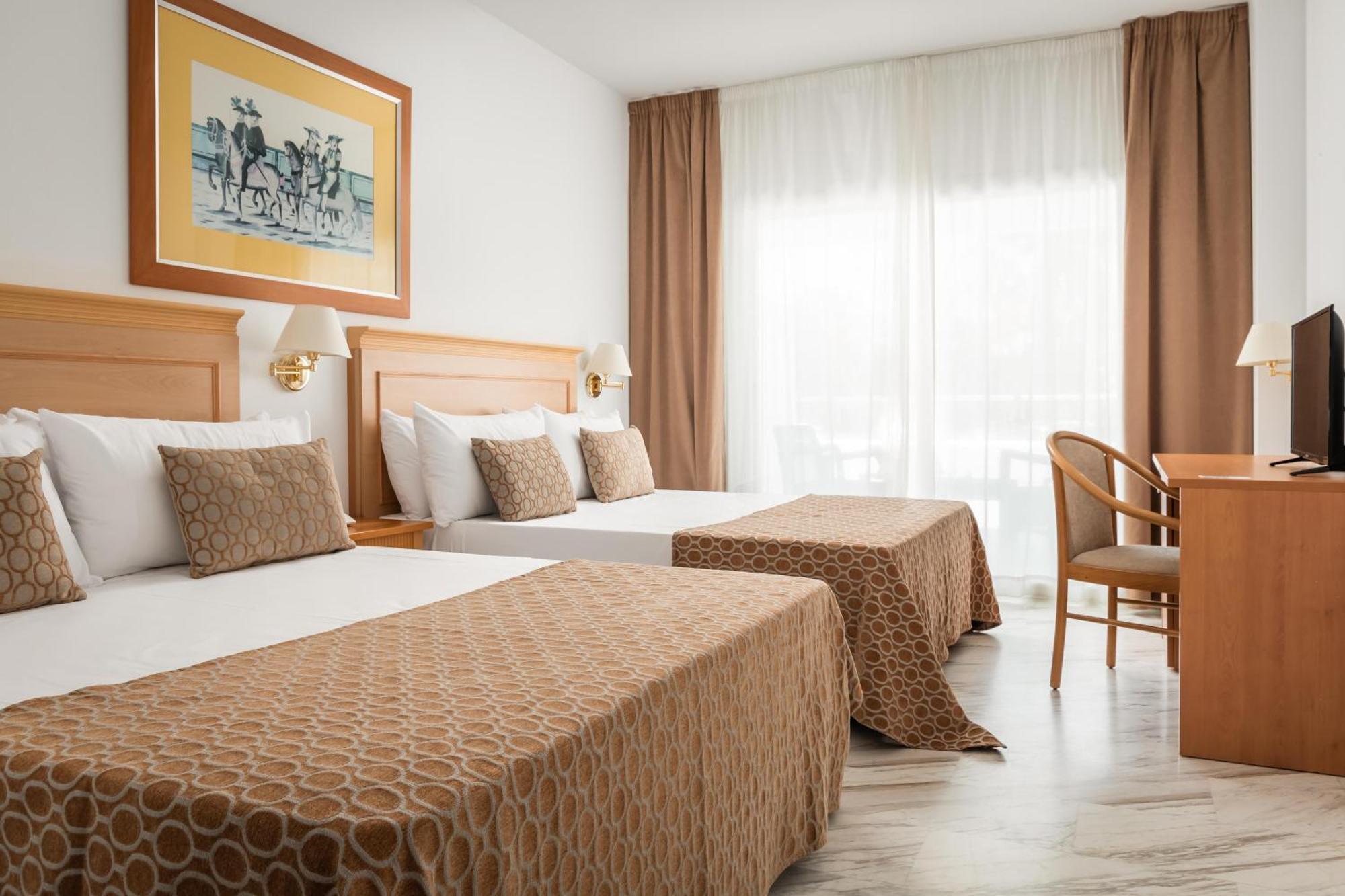 Habitación Cuádruple con vistas a la piscina (3 adultos + 1 niño)
