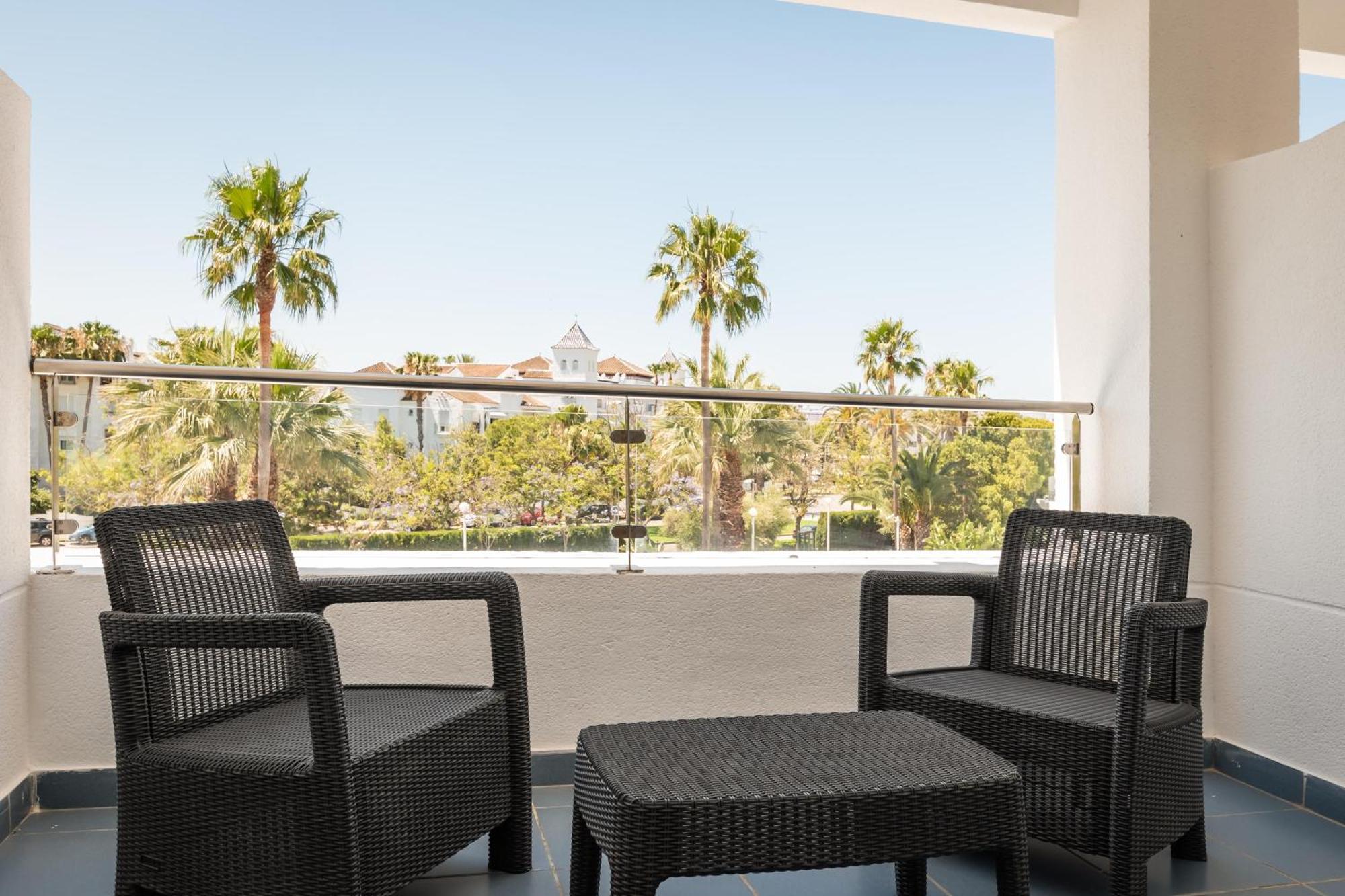 Habitación Triple con vistas a la piscina (2 adultos + 1 niño)